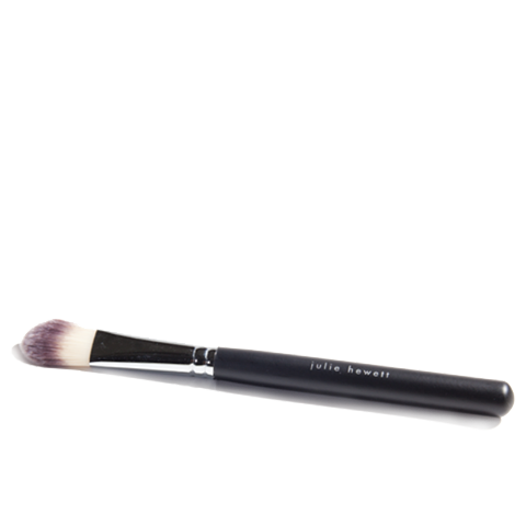 Closeup_c0fe4040ce136c78a06229e6a0d2ff7d5bfe493a_jl_brush_foundationbrush